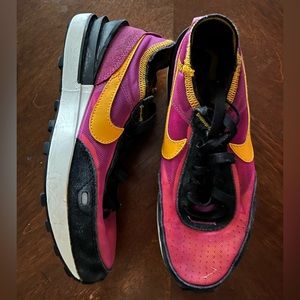 Women’s Nike Tennis Shoes 5.5 / Girls